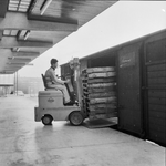 846054 Afbeelding van een heftruck met pallets bij een gesloten goederenwagen op de spooraansluiting van de firma ...